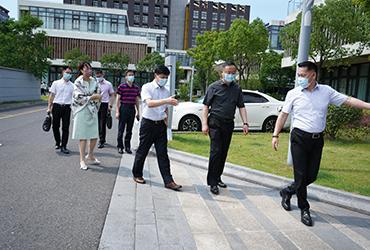 烈日炎炎，領(lǐng)導(dǎo)送信心|閔行區(qū)委委員、區(qū)人民檢察院黨組書記、檢察長(zhǎng)胡春健帶隊(duì)赴寶開智能開展大走訪、大排查